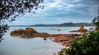 Brehat Adası 'ndan küçük bir tekne ayrılıyor. Bulutlu bir yaz sabahı çekildi, Brittany, Fransa.