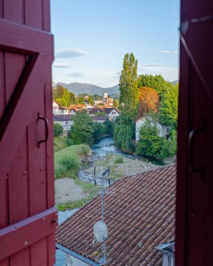 Güney Batı Fransa 'da Saint-Jean-Pied-de-Port kasabasını geçen Nive Nehri' nin pencere manzarası güneşli bir yaz sabahında tanınan hiç kimsenin olmadığı bir yerde çekildi..