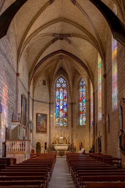 Fransa 'nın La Romieu şehrindeki Saint Peter Koleji Kilisesi' nin (iç kesimi) içinde hiç insan bulunmamaktadır..