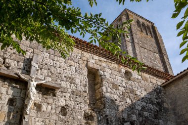 Fransa 'nın La Romieu şehrindeki Saint Peter Koleji Kilisesi' nin çan kulesine bakın. Güneşli bir günde hiç insan olmadan çekilmiş..