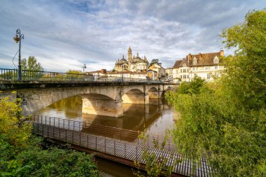 Perigueux 'nun St. Front Katedrali Fransa' nın Dordogne kentindeki l 'Isle Nehri' nin kıyısından görülüyor. Kısmen bulutlu bir sonbahar gününde hiç insan olmadan çekilmiş.