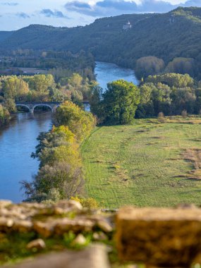 Perigord, Güney Batı Fransa ve Dordogne Nehri 'nin kırsal kesimi bir uçurumdan görüldü. Fotoğraf, güneşli bir sonbahar gününde hiç kimseyle çekilmemiş..