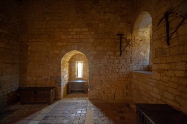 Beynac, Fransa - 31 Ekim 2023: İnsansız ortaçağ şatosunun iç kesimi