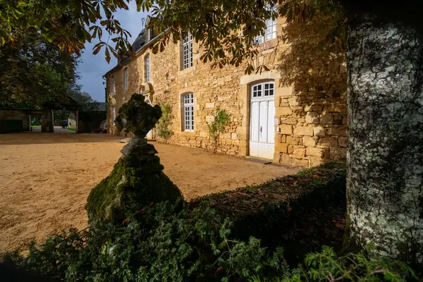Güney Batı Fransa 'da bilinmeyen bir Fransız malikanesinin cephesi. Fotoğraf, güneşli bir sonbahar gününde hiç kimseyle çekilmemiş..