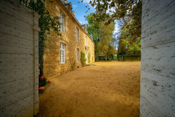 Güney Batı Fransa 'da bilinmeyen bir Fransız malikanesinin cephesi. Fotoğraf, güneşli bir sonbahar gününde hiç kimseyle çekilmemiş..