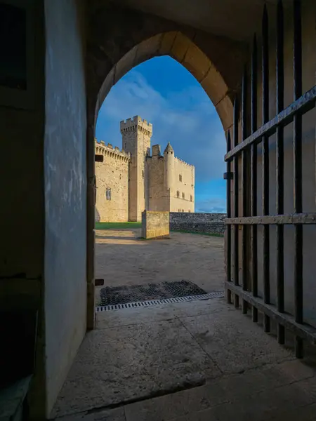 Perigord, Güney Batı Fransa 'daki Beynac şatosu. Güneşli bir sonbahar gününde, altın saatinde, insanların olmadığı bir kapıdan alındılar.