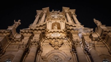 Sicilya 'daki Syracuse Katedrali' nin ön cephesinin düşük açılı görüntüsü.