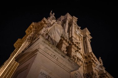 Sicilya 'daki Syracuse Katedrali' nin ön cephesinin düşük açılı görüntüsü.