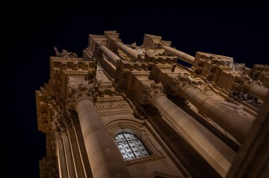 Sicilya 'daki Syracuse Katedrali' nin ön cephesinin düşük açılı görüntüsü.