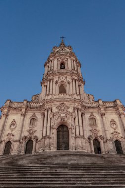 Duomo di San Giorgio, Modica, Sicilya, İtalya 'nın ön cephesinin alçak açılı çekimi.