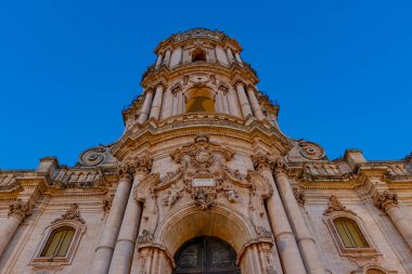 Duomo di San Giorgio, Modica, Sicilya, İtalya 'nın ön cephesinin alçak açılı çekimi.