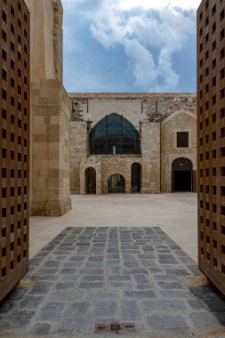 Castello Maniace, Syracuse, Sicilya, İtalya 'da. Fırtınalı bir kış gökyüzü altında hiç insan olmadan çekildiler..