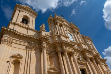 San Nicolo Katedrali 'nin ön cephesi, Noto, Sicilya, İtalya. Güneşli bir gökyüzünün altında, bulutsuz ve insansız.