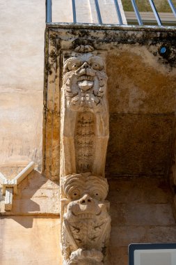 Canavar, İtalya, Sicilya 'da, Noto' da bir balkonu destekleyen bir korbonun üzerinde, insansız bir şekilde duruyor..