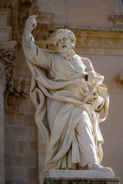 Kilisenin önündeki tek bir azizin heykeli, Sicilya, İtalya, halkın olmadığı bir kilise.