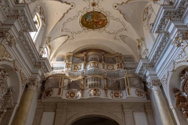 İtalya 'nın Sicilya şehrinde beyaz ve altın rengi bir barok kilisesinde org.