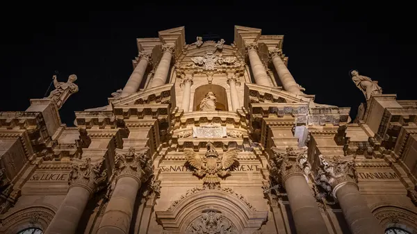 Sicilya 'daki Syracuse Katedrali' nin ön cephesinin düşük açılı görüntüsü.