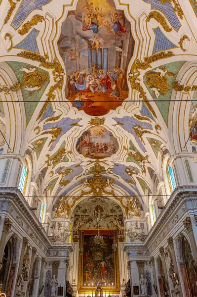 Scicli, Sicilya, İtalya 'da bulunan barok bir kilisenin tavanının alçak açılı görüntüsü.