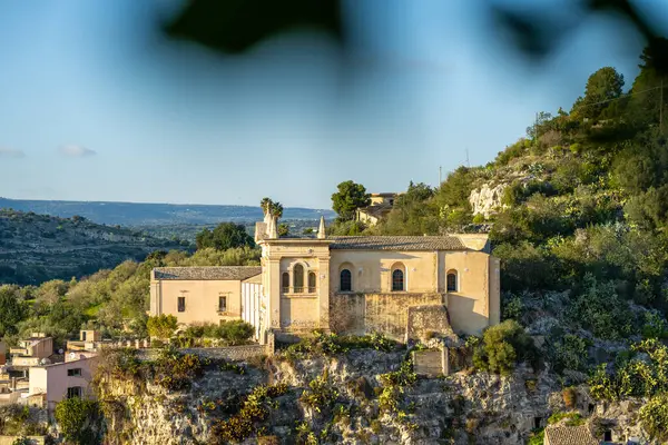 İtalya, Sicilya, Scicli 'deki San Matteo Kilisesi' nin uzak manzarası. Güneşli bir kış gününde hiç kimse olmadan çekilmiş.