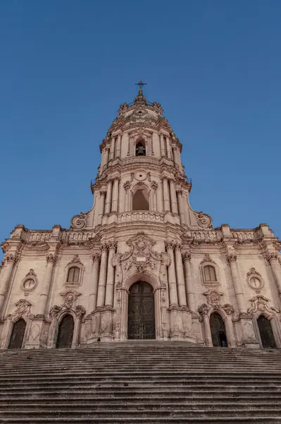 Duomo di San Giorgio, Modica, Sicilya, İtalya 'nın ön cephesinin alçak açılı çekimi.