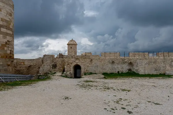 Castello Maniace, Syracuse, Sicilya, İtalya 'da. Fırtınalı bir kış gökyüzü altında hiç insan olmadan çekildiler..