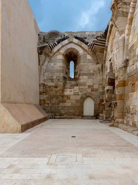 Castello Maniace, Syracuse, Sicilya, İtalya 'da. Fırtınalı bir kış gökyüzü altında hiç insan olmadan çekildiler..