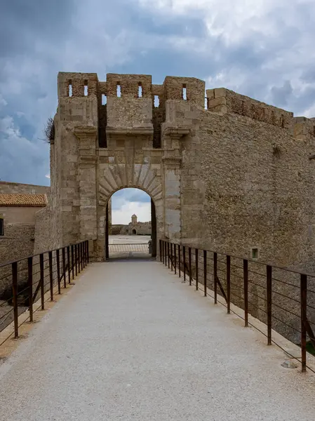 Castello Maniace, Syracuse, Sicilya, İtalya 'nın girişi. Fırtınalı bir kış gökyüzü altında hiç insan olmadan çekildiler..