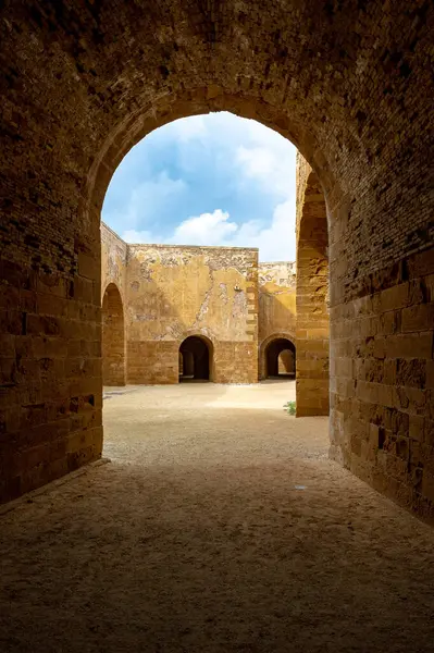 Castello Maniace, Syracuse, Sicilya, İtalya 'nın bodrum katı. Fırtınalı bir kış gökyüzü altında hiç insan olmadan çekildiler..