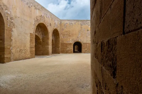 Castello Maniace, Syracuse, Sicilya, İtalya 'nın bodrum katları. Fırtınalı bir kış gökyüzü altında hiç insan olmadan çekildiler..