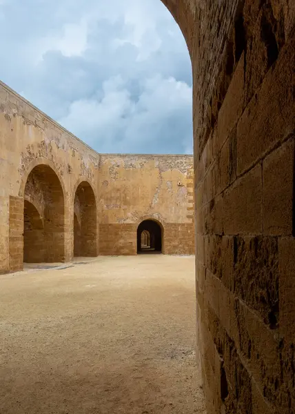 Castello Maniace, Syracuse, Sicilya, İtalya 'nın bodrum katları. Fırtınalı bir kış gökyüzü altında hiç insan olmadan çekildiler..