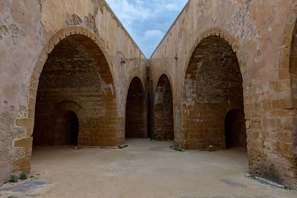 Castello Maniace, Syracuse, Sicilya, İtalya 'nın bodrum katları. Fırtınalı bir kış gökyüzü altında hiç insan olmadan çekildiler..