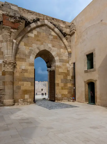 Castello Maniace, Syracuse, Sicilya, İtalya 'da. Fırtınalı bir kış gökyüzü altında tanınmayan insanlar tarafından çekildi..