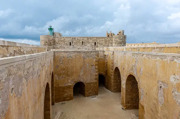 Castello Maniace, Syracuse, Sicilya, İtalya 'nın müstahkem yapıları. Fırtınalı bir kış gökyüzü altında hiç insan olmadan çekildiler..