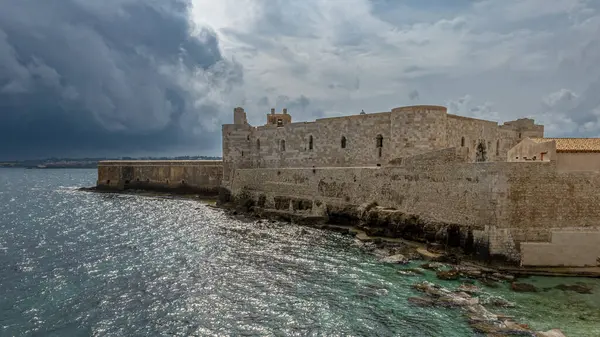Castello Maniace, Syracuse, Sicilya. Fırtınalı bir kış gökyüzü altında hiç insan olmadan çekildiler..