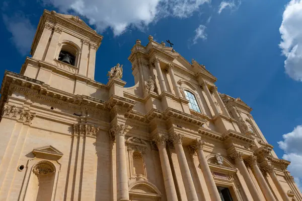 San Nicolo Katedrali 'nin ön cephesi, Noto, Sicilya, İtalya. Güneşli bir gökyüzünün altında, bulutsuz ve insansız.