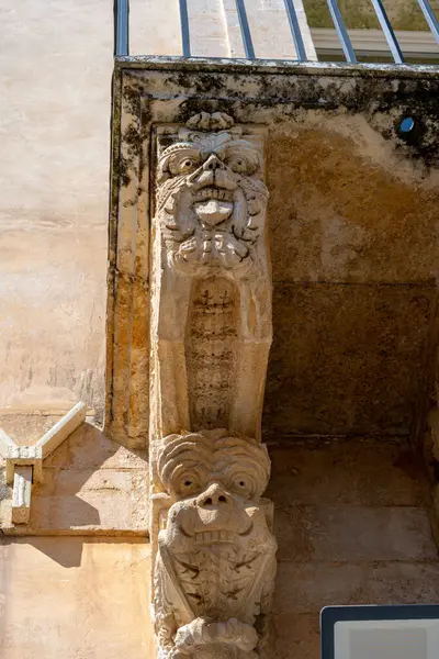 Canavar, İtalya, Sicilya 'da, Noto' da bir balkonu destekleyen bir korbonun üzerinde, insansız bir şekilde duruyor..