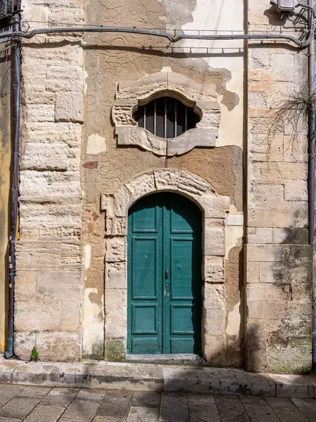 İtalya, Sicilya 'da bir kilisenin yan girişi.