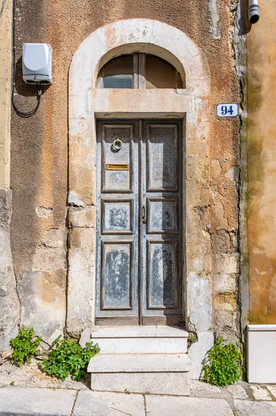 Ragusa, Sicilya, İtalya 'da bir caddedeki eski mavi bir binanın ön manzarası. Güneşli bir kış gününde hiç kimse olmadan çekilmiş.