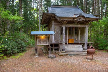 Akiu-Otaki Fudoson tapınağı, Akiu Şelalesi yakınlarında, ilkbahar sabahı hiç kimse olmadan ele geçirildi..