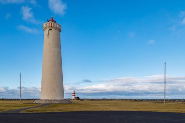 Atlantik Okyanusu 'nun bir parçası olarak İzlanda Denizi kıyısındaki deniz feneri. Holmsvollur, Sudurnesjabaer, İzlanda.