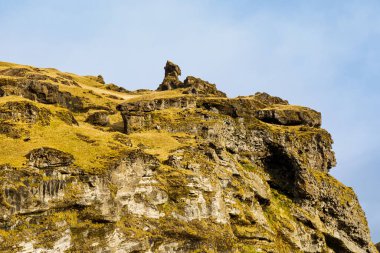 İzlanda 'nın güneyindeki tipik manzara ve tepeler