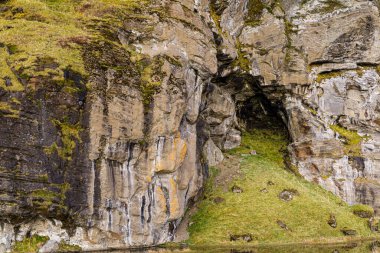 İzlanda 'nın güneyindeki tipik manzara ve tepeler