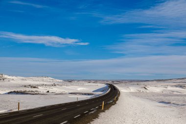 İzlanda 'nın kuzeydoğusundaki dağlara ilk kar yağdı.