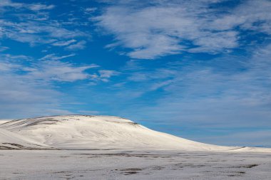 İzlanda 'nın kuzeydoğusundaki dağlara ilk kar yağdı.