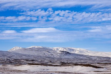 İzlanda 'nın kuzeydoğusundaki dağlara ilk kar yağdı.
