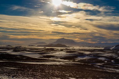 Kuzeydoğu İzlanda dağlarında günbatımı ve sonbaharın ilk karı.