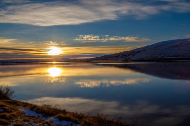 Kuzey İzlanda 'daki Myvatn Gölü' ne ilk kar yağan sonbahar köşe bucakları.