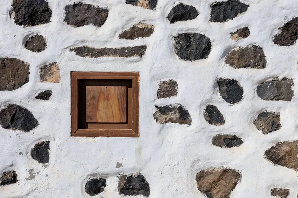 Fuerteventura, Kanarya Adası 'ndaki Puerto Lajas köyünün yakınındaki yel değirmeni.