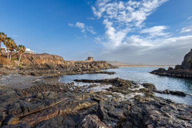 Kanarya Adaları 'ndaki Fuerteventura adasında romantik bir körfezde El Cotillo balıkçı limanı