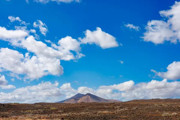 火山群山完成了加那利群岛典型的富尔特文图拉景观 — 图库照片